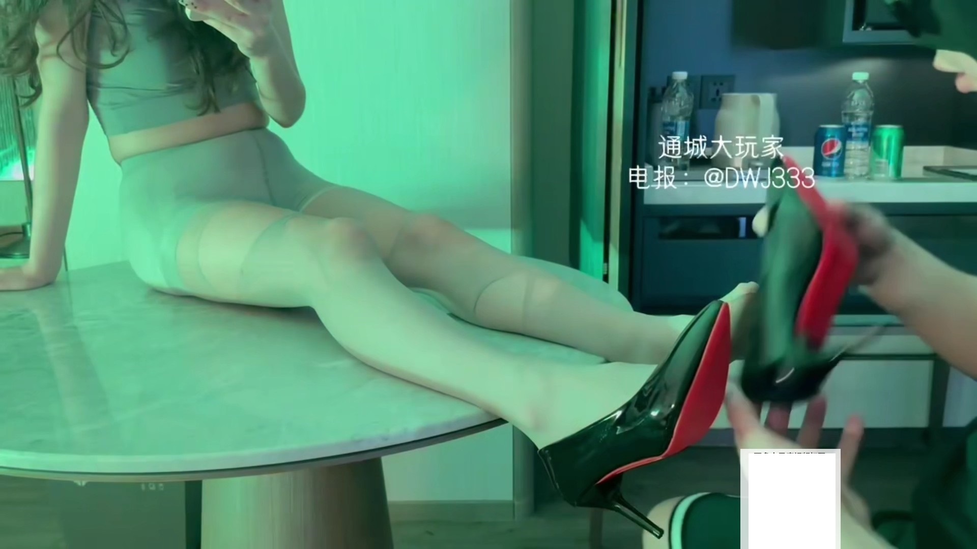 18X.真人视频-与高跟鞋姐姐的一夜邂逅-次元社区次元社区